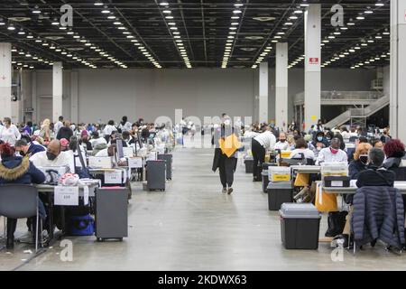 Detroit, Michigan, États-Unis. 8th novembre 2022. Les électeurs de la ville de Detroit comptent les bulletins de vote des absents le jour de l'élection au centre des congrès de la ville. Un jour plus tôt, un juge a rejeté le procès de la candidate de la secrétaire d'État républicaine Kristina Karamo demandant que tous les bulletins de vote des absents déposés à Detroit soient disqualifiés. Timothy Kenny, le juge en chef du circuit du comté de Wayne, a jugé que le procès de Karamo ne comportait pas de « preuve » de violations de la loi électorale. Crédit : Jim West/Alay Live News Banque D'Images