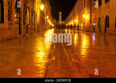 Eclairage de la rue centrale de Dubrovnik . Vieille rue de la ville dans la nuit Banque D'Images