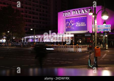 8 novembre 2022, Berlin, Berlin-Charlottenburg, Allemagne: Première mondiale du film ''EINFACH MAL WAS SCHÍ–NES'' dans le zoo palace.in la présence du réalisateur, scénariste et actrice en chef Karoline Herfurth..The photo shows Zoo Palast à Berlin. .Sur le tapis rouge devant le Zoopalast à Berlin-Charlottenburg (image de crédit : © Simone Kuhlmey/Pacific Press via ZUMA Press Wire) Banque D'Images