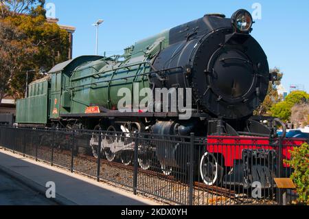 Locomotive historique du chemin de fer du gouvernement de l'Australie occidentale (1943) exposée au terminal est de Perth du chemin de fer transcontinental du Pacifique indien Banque D'Images