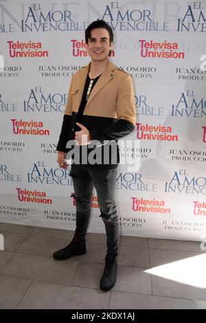 Mexico, Mexique. 8th novembre 2022. Eduardo Barajas pose pendant ''˜l'Amour invisible' (El Amor invisible) conférence de presse d'opéra de savon au centre culturel Roberto Cantoral. On 8 novembre 2022 à Mexico, Mexique. (Image de crédit : © Jorge Gonzalez/eyepix via ZUMA Press Wire) Banque D'Images