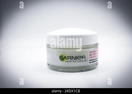 Garnier Skin Naturals Hyaluronic hydratant aloès gelée pour la peau normale à la combinaison Banque D'Images