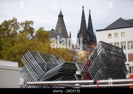 Cologne, Allemagne. 08th novembre 2022. Des barrières sont en place sur la place Heumarkt de Cologne pour le début de la saison du carnaval en 11,11. Pour le début du carnaval sur 11,11. Il va probablement aller surtout à Cologne correctement autour: Le Jecken peut célébrer à nouveau sans conditions Corona - et un vendredi. Mais la ville et les résidents attendent avec impatience la journée avec un certain souci. (À dpa 'chaos à l'horizon - Cologne se prépare pour le 11,11. Rush') Credit: Thomas Banneyer/dpa/Alay Live News Banque D'Images