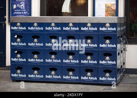 Cologne, Allemagne. 08th novembre 2022. Des comptoirs mobiles sont mis en place devant un pub dans la vieille ville de Cologne pour le début de la saison du carnaval. Pour le début du carnaval sur 11,11., les choses sont susceptibles de devenir vraiment animées, en particulier à Cologne: Le Jecken peut encore célébrer sans exigences Corona - et un vendredi. Mais la ville et les résidents attendent avec impatience la journée avec un certain souci. (À dpa 'chaos à l'horizon - Cologne se prépare pour le 11,11. Rush') Credit: Thomas Banneyer/dpa/Alay Live News Banque D'Images