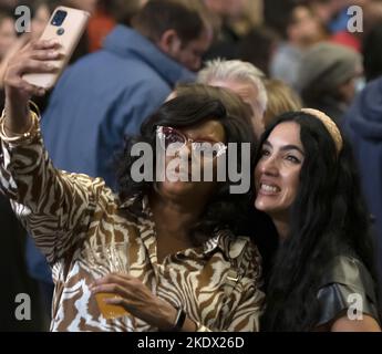 Pittsburgh, États-Unis. 08th novembre 2022. Gisele Fetterman, épouse du candidat démocrate John Fetterman pose pour selfie alors que les premiers retours arrivent le soir des élections à Stage AE mardi, 8 novembre 2022 à Pittsburgh . Photo par Archie Carpenter/UPI crédit: UPI/Alay Live News Banque D'Images