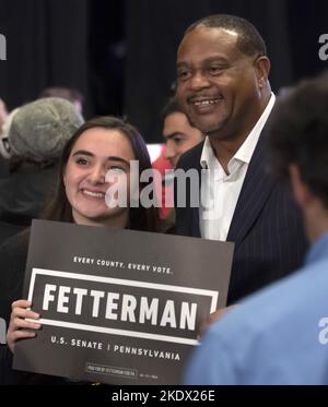 Pittsburgh, États-Unis. 08th novembre 2022. Le maire de Pittsburgh, Ed Gainey, salue les partisans du candidat démocrate John Fetterman le soir de l'élection à la scène AE, mardi, 8 novembre 2022 à Pittsburgh. Photo par Archie Carpenter/UPI crédit: UPI/Alay Live News Banque D'Images