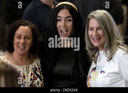 Pittsburgh, États-Unis. 08th novembre 2022. Gisele Fetterman, épouse du candidat démocrate John Fetterman pose pour des photos car les premiers retours arrivent le soir de l'élection à la scène AE le mardi, 8 novembre 2022 à Pittsburgh . Photo par Archie Carpenter/UPI crédit: UPI/Alay Live News Banque D'Images