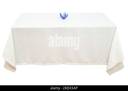 Toile de table blanche sur une table rectangulaire, isolée sur fond blanc. Banque D'Images