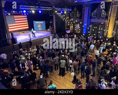 Milwaukee, Wisconsin, États-Unis. 8th novembre 2022. SEN. TAMMY BALDWIN (D-Wis) prend la parole à l'événement du soir de l'élection du candidat sénateur, le lieutenant Gov. Mandela BarnesTuesday 8 novembre 2022 à la salle de bal Turner Hall dans le centre-ville de Milwaukee, Wisconsin (Credit image: © Mark Hertzberg/ZUMA Press Wire) Credit: ZUMA Press, Inc./Alay Live News Banque D'Images