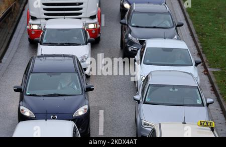 Rostock, Allemagne. 04th novembre 2022. Véhicules se trouvant dans un embouteillage sur une route. Selon une planification préliminaire, la Commission européenne présentera sa proposition de nouvelle norme Euro 7 sur les émissions pour 9 novembre 2022. Credit: Bernd Wüstneck/dpa/Alay Live News Banque D'Images