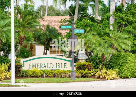Weston, FL, Etats-Unis - 8 novembre 2022: Photo du quartier résidentiel d'Emerald Isle Banque D'Images