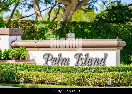 weston, FL, Etats-Unis - 8 novembre 2022: Photo de l'entrée de la communauté résidentielle de Palm Island Banque D'Images
