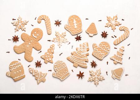 Composition avec délicieux biscuits de Noël et épices sur fond clair Banque D'Images