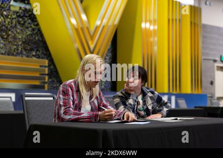 Seattle, Washington, États-Unis. 8th novembre 2022. Un jeune couple remplit son bulletin de vote au centre de vote Lumen Field à Seattle, mardi 8 novembre 2022. Crédit : Paul Christian Gordon/Alay Live News Banque D'Images