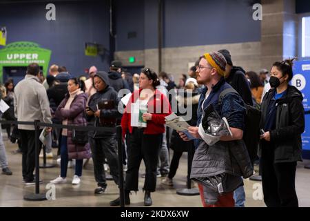 Seattle, Washington, États-Unis. 8th novembre 2022. Des centaines de personnes attendent dans la file d'attente au centre de vote Lumen Field à Seattle, mardi 8 novembre 2022. Crédit : Paul Christian Gordon/Alay Live News Banque D'Images