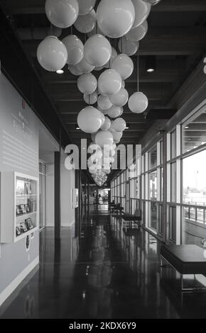 Calgary, Alberta / Canada - octobre 01 2022 : perspective de l'intérieur au centre d'accueil du parc Ralph Klein Banque D'Images