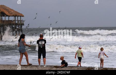 Cocoa Beach, États-Unis. 08th novembre 2022. Les gens regardent les vagues à Cocoa Beach, en Floride, tandis que la tempête tropicale Nicole approche de la côte est de la Floride. La tempête est sur la bonne voie pour devenir un ouragan de catégorie 1 d'ici mercredi. Crédit : SOPA Images Limited/Alamy Live News Banque D'Images