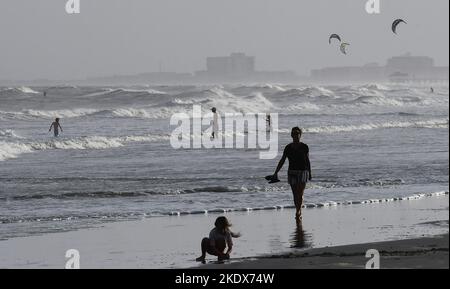 Cocoa Beach, États-Unis. 08th novembre 2022. Les gens apprécient la plage et les vagues à Cocoa Beach, en Floride, alors que la tempête tropicale Nicole approche la côte est de la Floride. La tempête est sur la bonne voie pour devenir un ouragan de catégorie 1 d'ici mercredi. Crédit : SOPA Images Limited/Alamy Live News Banque D'Images