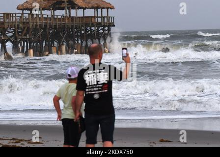 Cocoa Beach, États-Unis. 08th novembre 2022. Les gens regardent les vagues à Cocoa Beach, en Floride, tandis que la tempête tropicale Nicole approche de la côte est de la Floride. La tempête est sur la bonne voie pour devenir un ouragan de catégorie 1 d'ici mercredi. Crédit : SOPA Images Limited/Alamy Live News Banque D'Images