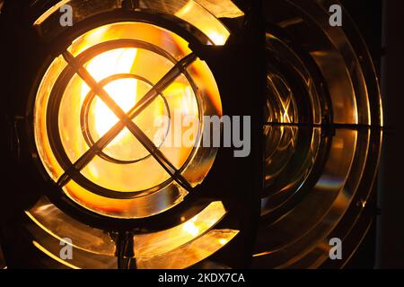 Phare jaune lumineux avec lentille Fresnel. Il s'agit d'un type de lentille composite compacte développée par le physicien français Augustin-Jean Fresnel pour Banque D'Images