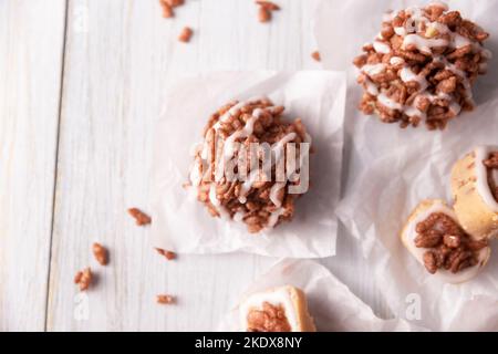 Marshmallows au caramel maison recouverts de riz soufflé au goût du chocolat, douceur facile à préparer, pas de cuisson nécessaire, idéal pour les fêtes et les fêtes Banque D'Images