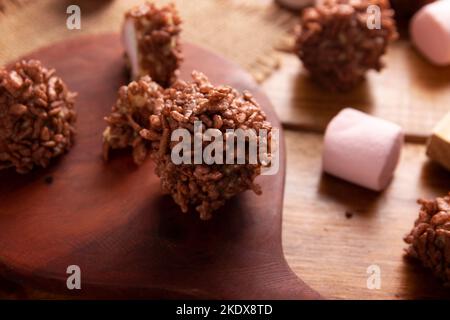 Marshmallows au caramel maison recouverts de riz soufflé au goût du chocolat, douceur facile à préparer, pas de cuisson nécessaire, idéal pour les fêtes et les fêtes Banque D'Images