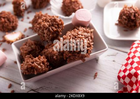 Marshmallows au caramel maison recouverts de riz soufflé au goût du chocolat, douceur facile à préparer, pas de cuisson nécessaire, idéal pour les fêtes et les fêtes Banque D'Images