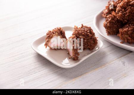 Marshmallows au caramel maison recouverts de riz soufflé au goût du chocolat, douceur facile à préparer, pas de cuisson nécessaire, idéal pour les fêtes et les fêtes Banque D'Images