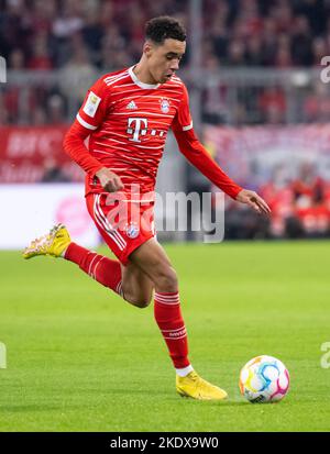 Munich, Allemagne. 08th novembre 2022. Football: Bundesliga, FC Bayern Munich - SV Werder Bremen, Matchday 14 à Allianz Arena. Jamal Musiala de Munich joue le ballon. Crédit : Sven Hoppe/dpa - REMARQUE IMPORTANTE : Conformément aux exigences de la DFL Deutsche Fußball Liga et de la DFB Deutscher Fußball-Bund, il est interdit d'utiliser ou d'avoir utilisé des photos prises dans le stade et/ou du match sous forme de séquences et/ou de séries de photos de type vidéo./dpa/Alay Live News Banque D'Images