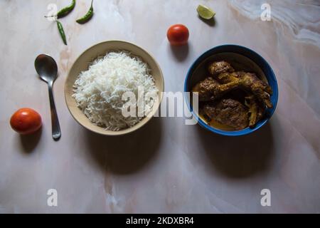 Repas indien, riz vapeur et poulet au curry servis. Vue de dessus Banque D'Images