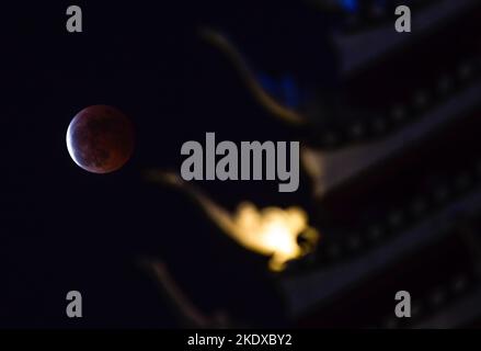 Guiyang, province chinoise de Guizhou. 8th novembre 2022. La lune est vue au cours d'une éclipse lunaire totale à Guiyang, dans la province de Guizhou, au sud-ouest de la Chine, le 8 novembre 2022. Credit: Yang Wenbin/Xinhua/Alamy Live News Banque D'Images