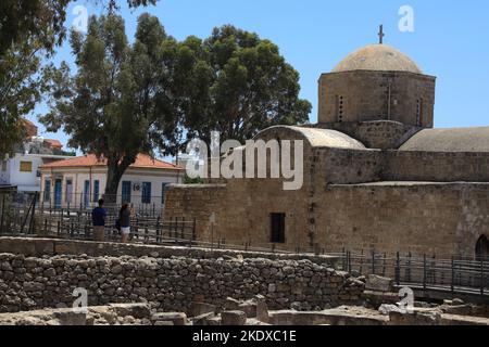 3 juin 2022, Pafos, Chypre: Cette église de travail Panagia Chrysopolitissa a été construite sur les fondations d'une basilique chrétienne du début (4th siècle). Les planchers de mosaïques de cette période sont toujours visibles, ainsi que certaines colonnes. Dans un coin, un pilier marqué de St. Paul's Pillar est illustré. Apparemment, l'Apôtre Paul était lié à la colonne et s'y est figé. La République de Chypre se trouve à un carrefour historique et culturel entre l'Europe et l'Asie. Ses principales villes, la capitale de Nicosie, Limassol, Famagusta et Paphos, ont absorbé les influences de générations de conquérants, de pèlerins et de t. Banque D'Images