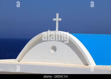 26 mai 2022, Larnaca, Chypre : l'église Agioi Anargyros du Cap Greco, se trouve au bord d'une falaise verticale au-dessus de la mer. Il est dédié aux saints Kosmas et Damianos. Au-dessous de la chapelle se trouve une grotte avec l'eau sainte des Saints. La République de Chypre se trouve à un carrefour historique et culturel entre l'Europe et l'Asie. Ses principales villes, la capitale de Nicosie, Limassol, Famagusta et Paphos, ont absorbé les influences de générations de conquérants, de pèlerins et de voyageurs et ont un air à la fois cosmopolite et provincial. (Credit image: © Ruaridh Stewart/ZUMA Press Wire Banque D'Images