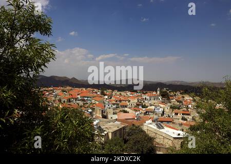 Larnaca, Chypre. 24th mai 2022. Pano Lefkara est un village sur l'île de Chypre célèbre pour sa dentelle, connue sous le nom de 'lefkaritika' et l'artisanat d'argent. Le village tire son nom du blanc de sa silice et de son calcaire. Il a été classé parmi les 30 plus belles villes d'Europe par l'Association japonaise des agents de voyages. (Image de crédit : © Ruaridh Stewart/ZUMA Press Wire) Banque D'Images