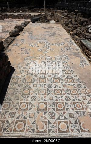 3 juin 2022, Pafos, Chypre: Cette église de travail Panagia Chrysopolitissa a été construite sur les fondations d'une basilique chrétienne du début (4th siècle). Les planchers de mosaïques de cette période sont toujours visibles, ainsi que certaines colonnes. Dans un coin, un pilier marqué de St. Paul's Pillar est illustré. Apparemment, l'Apôtre Paul était lié à la colonne et s'y est figé. La République de Chypre se trouve à un carrefour historique et culturel entre l'Europe et l'Asie. Ses principales villes, la capitale de Nicosie, Limassol, Famagusta et Paphos, ont absorbé les influences de générations de conquérants, de pèlerins et de t. Banque D'Images