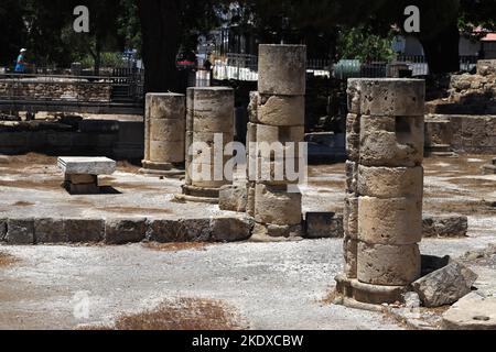 3 juin 2022, Pafos, Chypre: Cette église de travail Panagia Chrysopolitissa a été construite sur les fondations d'une basilique chrétienne du début (4th siècle). Les planchers de mosaïques de cette période sont toujours visibles, ainsi que certaines colonnes. Dans un coin, un pilier marqué de St. Paul's Pillar est illustré. Apparemment, l'Apôtre Paul était lié à la colonne et s'y est figé. La République de Chypre se trouve à un carrefour historique et culturel entre l'Europe et l'Asie. Ses principales villes, la capitale de Nicosie, Limassol, Famagusta et Paphos, ont absorbé les influences de générations de conquérants, de pèlerins et de t. Banque D'Images