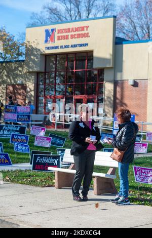 Langhorne, États-Unis. 08th novembre 2022. De gauche à droite, les travailleurs des sondages Kelly Camillo et Christina Maribello donnent des exemples de bulletins de vote alors que les citoyens arrivent pour voter lors de l'élection générale de 2022, mardi, 08 novembre 2022, à l'école secondaire de Neshaminy, à Langhorne, en Pennsylvanie. Crédit : William Thomas Cain/Alay Live News Banque D'Images