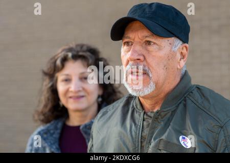 Bensalem, États-Unis. 08th novembre 2022. A droite, l'allemand Bedoya et son épouse Sucel Bedoya, à gauche, parlent avec un journaliste après avoir déposé leur bulletin de vote mardi, 08 novembre 2022, à l'école secondaire Bensalem, à Bensalem, en Pennsylvanie. Crédit : William Thomas Cain/Alay Live News Banque D'Images