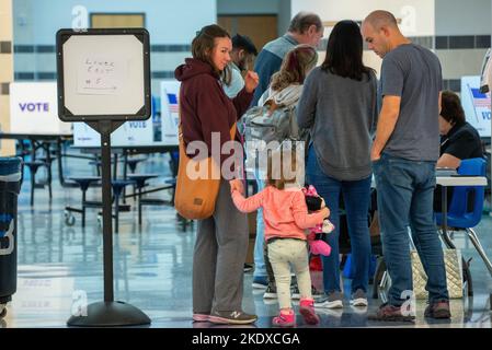 Bensalem, États-Unis. 08th novembre 2022. De gauche à droite, Suzanne Walinsky, Tessa Walinsky, 2 ans et Shawn Walinsky, de Bensalem, attendent de voter aux élections générales de 2022 mardi, 08 novembre 2022, à l'école secondaire de Bensalem, en Pennsylvanie. Crédit : William Thomas Cain/Alay Live News Banque D'Images