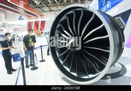 ZHUHAI, CHINE - 9 NOVEMBRE 2022 - les visiteurs regardent le moteur aérodynamique à haute poussée de la rivière Yangtze 2000 fabriqué par la Chine à l'Airshow China à Zhuha Banque D'Images