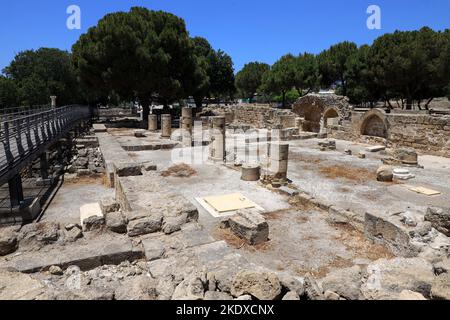 3 juin 2022, Pafos, Chypre: Cette église de travail Panagia Chrysopolitissa a été construite sur les fondations d'une basilique chrétienne du début (4th siècle). Les planchers de mosaïques de cette période sont toujours visibles, ainsi que certaines colonnes. Dans un coin, un pilier marqué de St. Paul's Pillar est illustré. Apparemment, l'Apôtre Paul était lié à la colonne et s'y est figé. La République de Chypre se trouve à un carrefour historique et culturel entre l'Europe et l'Asie. Ses principales villes, la capitale de Nicosie, Limassol, Famagusta et Paphos, ont absorbé les influences de générations de conquérants, de pèlerins et de t. Banque D'Images