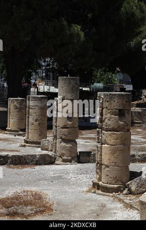 3 juin 2022, Pafos, Chypre: Cette église de travail Panagia Chrysopolitissa a été construite sur les fondations d'une basilique chrétienne du début (4th siècle). Les planchers de mosaïques de cette période sont toujours visibles, ainsi que certaines colonnes. Dans un coin, un pilier marqué de St. Paul's Pillar est illustré. Apparemment, l'Apôtre Paul était lié à la colonne et s'y est figé. La République de Chypre se trouve à un carrefour historique et culturel entre l'Europe et l'Asie. Ses principales villes, la capitale de Nicosie, Limassol, Famagusta et Paphos, ont absorbé les influences de générations de conquérants, de pèlerins et de t. Banque D'Images