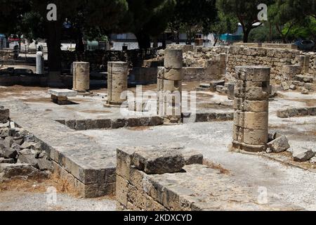 3 juin 2022, Pafos, Chypre: Cette église de travail Panagia Chrysopolitissa a été construite sur les fondations d'une basilique chrétienne du début (4th siècle). Les planchers de mosaïques de cette période sont toujours visibles, ainsi que certaines colonnes. Dans un coin, un pilier marqué de St. Paul's Pillar est illustré. Apparemment, l'Apôtre Paul était lié à la colonne et s'y est figé. La République de Chypre se trouve à un carrefour historique et culturel entre l'Europe et l'Asie. Ses principales villes, la capitale de Nicosie, Limassol, Famagusta et Paphos, ont absorbé les influences de générations de conquérants, de pèlerins et de t. Banque D'Images