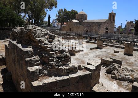 3 juin 2022, Pafos, Chypre: Cette église de travail Panagia Chrysopolitissa a été construite sur les fondations d'une basilique chrétienne du début (4th siècle). Les planchers de mosaïques de cette période sont toujours visibles, ainsi que certaines colonnes. Dans un coin, un pilier marqué de St. Paul's Pillar est illustré. Apparemment, l'Apôtre Paul était lié à la colonne et s'y est figé. La République de Chypre se trouve à un carrefour historique et culturel entre l'Europe et l'Asie. Ses principales villes, la capitale de Nicosie, Limassol, Famagusta et Paphos, ont absorbé les influences de générations de conquérants, de pèlerins et de t. Banque D'Images