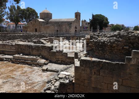 3 juin 2022, Pafos, Chypre: Cette église de travail Panagia Chrysopolitissa a été construite sur les fondations d'une basilique chrétienne du début (4th siècle). Les planchers de mosaïques de cette période sont toujours visibles, ainsi que certaines colonnes. Dans un coin, un pilier marqué de St. Paul's Pillar est illustré. Apparemment, l'Apôtre Paul était lié à la colonne et s'y est figé. La République de Chypre se trouve à un carrefour historique et culturel entre l'Europe et l'Asie. Ses principales villes, la capitale de Nicosie, Limassol, Famagusta et Paphos, ont absorbé les influences de générations de conquérants, de pèlerins et de t. Banque D'Images