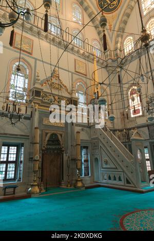 Mihrab et minbar de la mosquée d'Ayazma à Uskudar. Photo de fond de l'architecture islamique. Istanbul Turkiye - 9.24.2022 Banque D'Images