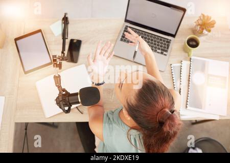 Vue de dessus, microphone de podcast et femme sur ordinateur portable pour l'enregistrement audio pour la diffusion en direct de maquette. Animateur, animateur et influenceur féminin sur le micro pour le talk show Banque D'Images