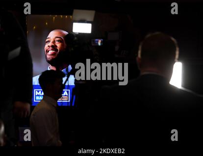 Milwaukee, Wisconsin, États-Unis. 9th novembre 2022. Les journalistes de télévision ont mis à jour des films lors de l'événement du soir de l'élection du candidat sénateur Lt. Gov. Mandela Barnes peu après minuit mercredi 9 novembre 2022 à la salle de bal Turner Hall dans le centre-ville de Milwaukee, Wisconsin (Credit image: © Mark Hertzberg/ZUMA Press Wire) Credit: ZUMA Press, Inc./Alay Live News Banque D'Images