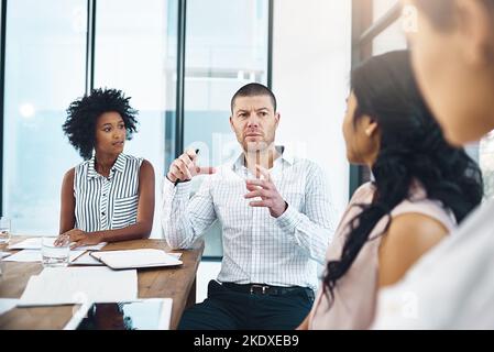 Présentation de son point de vue. Groupe de collègues ayant une réunion dans un bureau moderne. Banque D'Images