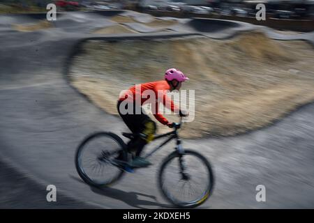 Katmandou, ne, Népal. 9th novembre 2022. Un homme qui fait du vélo sur une piste de pompe récemment construite à Lalitpur, Katmandou, au Népal, sur 9 novembre 2022. (Image de crédit : © Aryan Dhimal/ZUMA Press Wire) Banque D'Images